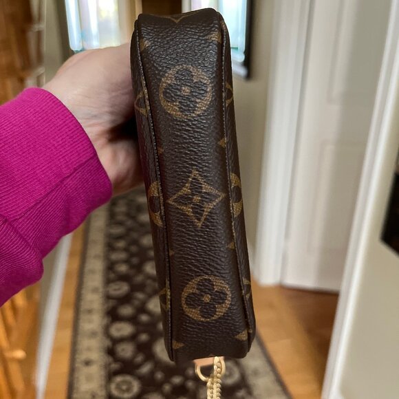 Louis Vuitton Mini Pochette Monogram - Authentic - Picture 9 of 17